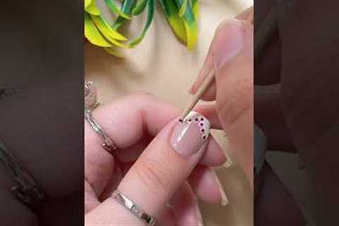 💅⚪️Easy nail art design with household items #nailart2023 #youtubeshorts #shorts