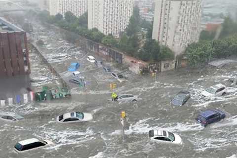 7 minutes ago in Florida, USA! Cars and people stranded, flash floods in Cape Coral